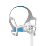 Vista lateral de la mascarilla nasal CPAP ResMed AirFit N20 mostrando el perfil del armazón flexible y el codo de liberación rápida