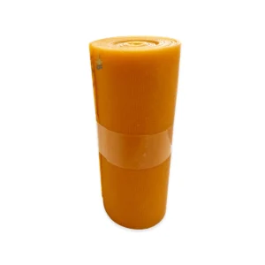 Venda de goma tipo Smarch extendida color ámbar para compresión médica profesional.